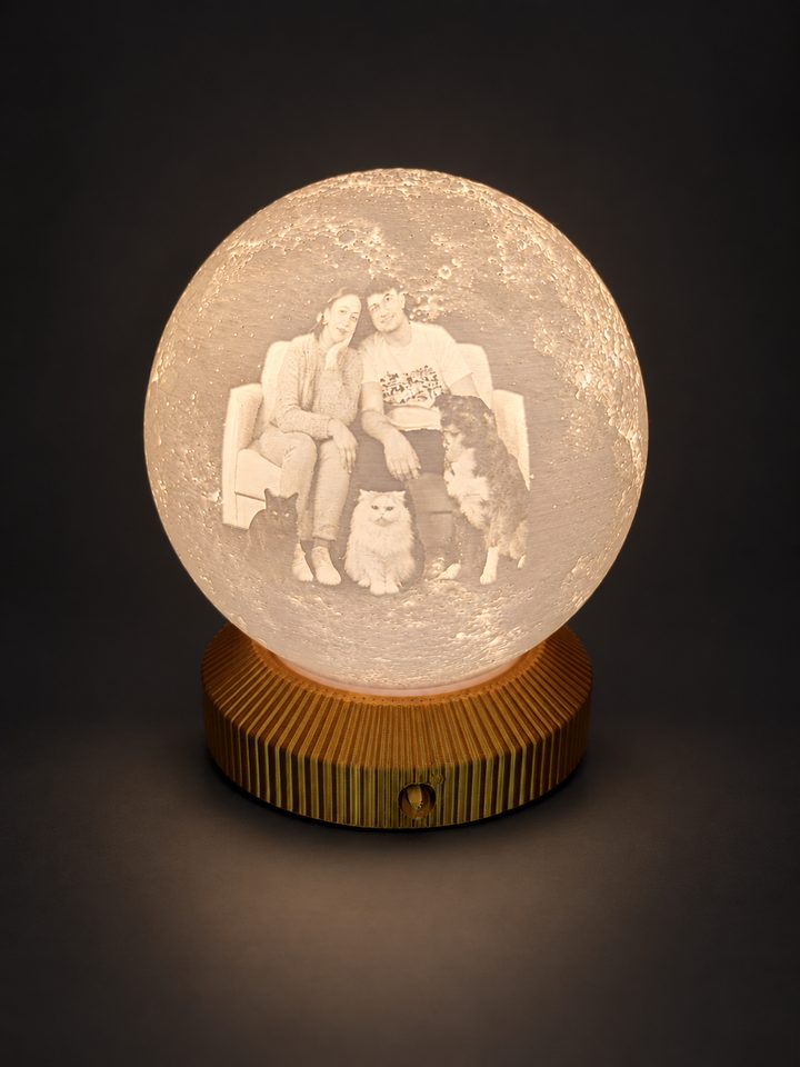 La misma litofanía de luna, encendida y revelando una foto personalizada